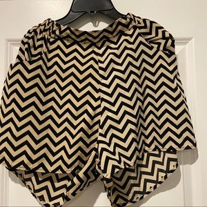 Chevron flexible shorts with pockets in Medium from Everly.